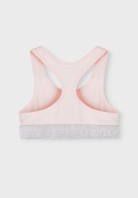 Soutien-gorge de sport rose clair avec un design dos nageur, bande en glitter argent texturée en bas avec inscription, matière en tissu douce.