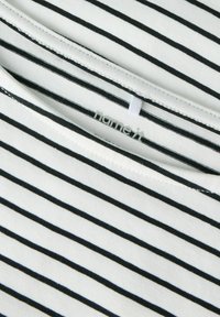 Raidallinen puuvillainen t-paita, jossa mustat vaakaraidat valkoisella taustalla, pyöreä pääntie ja sisäpuolella painettu merkkilappu.