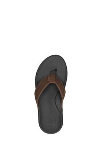 Tongs en cuir marron avec une large sangle et une semelle en caoutchouc noir texturé. Présente un logo discret sur la sangle et des détails en forme de poches d'air.