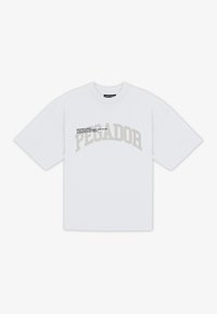 Biała koszulka z krótkim rękawem z dużym szarym napisem "PECADOR" oraz mniejszym czarnym tekstem motywacyjnym nad literami na środku przodu.