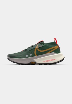 Nike Performance ZOOMX ZEGAMA 2 - Laufschuh Trail - fir/desert ochre/clay green/college grey/sail/bright crimson