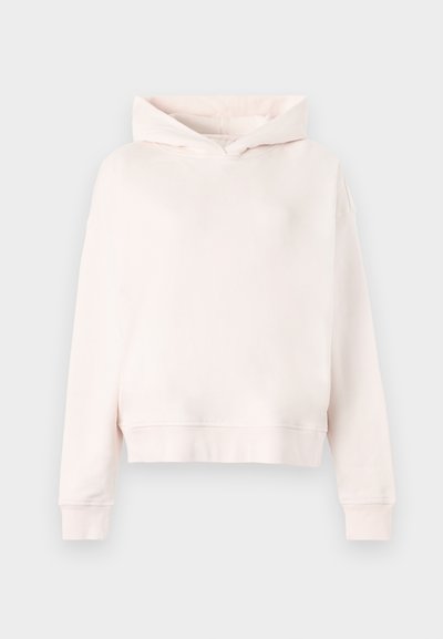 Μαλακό ροζ φούτερ με μακριά μανίκια, μπροστινή τσέπη καγκουρό και ριμπ μανσέτες και κάτω μέρος, απλωμένο επίπεδα σε ανοιχτό φόντο.