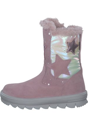 Rosa Wildleder-Ankle-Boots mit Kunstfellbesatz, irisierenden Sternelementen und silbernen Sterne-Applikationen. Mit einer grauen Gummisohle.