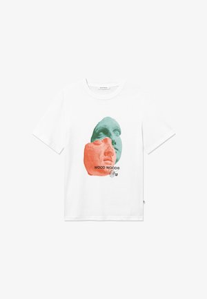 Hvid T-shirt med et grafisk motiv af overlappende ansigtstræk i grøn og koral, med teksten "WOOD WOOD" i fed skrift nederst.