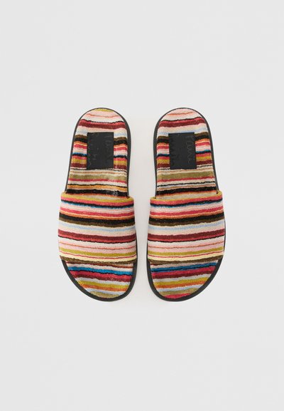 Gestreifte Rutsch-Sandalen mit einem textilen Obermaterial in Pink, Rot, Gelb und Schwarz, ausgestattet mit einer dunklen Gummisohle und einem gepolsterten Fußbett.