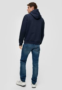 QS Felpa con cappuccio - tiefblau