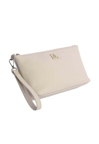 Bolso de mano de cuero crema con cierre de cremallera y correa de muñeca desmontable. Presenta un logo grabado en la parte frontal y una textura suave.