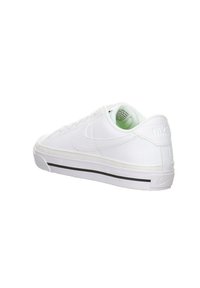 Zapatillas Nike blancas con parte superior de cuero texturizado, suela de goma curva y franja de acento negra. Presentan cordones blancos y logo en el talón.