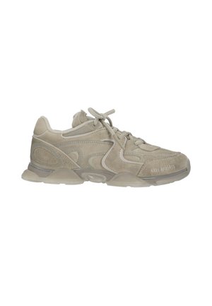 Sneaker in suede beige chiaro con suola chunky, chiusura frontale con lacci e dettagli di cuciture stratificate in vista laterale su sfondo bianco.