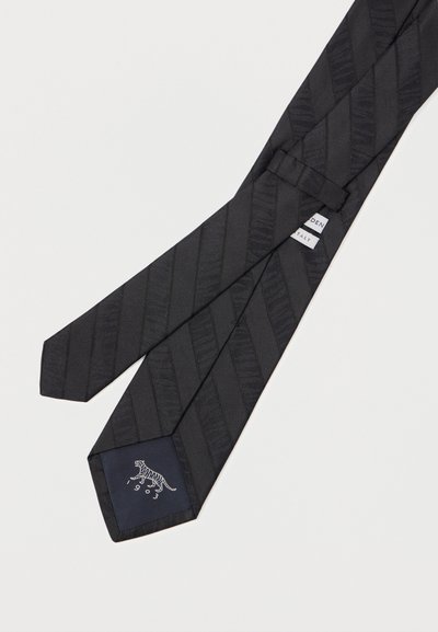 Gravata de seda preta com riscas diagonais, apresentando um lado inferior em azul-marinho com um logótipo de tigre. O material tem uma textura suave e uma forma clássica.