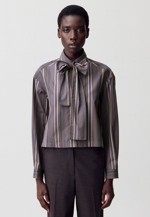 Camicia a maniche lunghe a righe nei toni del grigio, viola e blu con colletto a papillon e design cropped, che presenta una texture morbida e una vestibilità su misura.