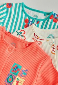 Trois hauts bébé côtelés rayés corail, blanc et bleu sarcelle, avec des imprimés fruités et alimentaires ludiques, et des pressions près des cols.