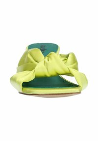 Groene en gele slide-sandalen met een geknoopt satijnen bovenwerk, open teenontwerp en een platte zool. Heeft een gevoerde inlegzool voor extra comfort.