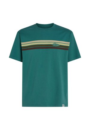 Türkizna bombažna majica z okroglim izrezom, kratkimi rokavi in horizontalnimi črtami v bež, zeleni in rjavi barvi čez prsni del.