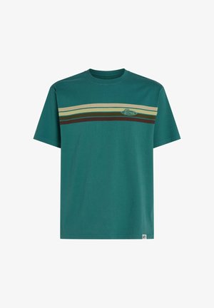 T-shirt di cotone turchese con collo a giro, maniche corte e dettagli a righe orizzontali in beige, verde e marrone sul petto.