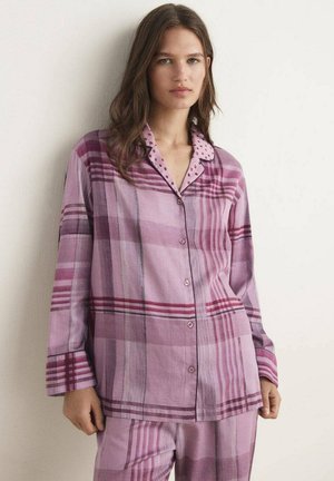 Ensemble de pyjama à carreaux violets comprenant un haut à boutons avec un col à pois et un pantalon assorti, fabriqué en tissu doux et texturé.