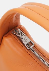 Calvin Klein Jeans KNOTTED BLOCK - Kabelka - caramel