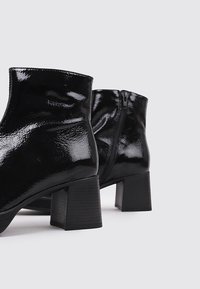 Sandra Fontán Botines con plataforma - black