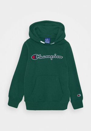 Ciemnozielona bluza Champion z kapturem, z kieszenią z przodu, haftowanym logo na piersi i mniejszym logo na mankiecie lewego rękawa.