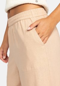 Roxy MIT ELASTISCHEM BUND - Trousers - tht