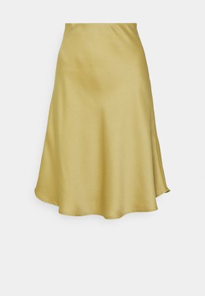 Una gonna a vita alta, a pieghe, fino al ginocchio, realizzata in un morbido tessuto dorato lucido con una superficie liscia e un orlo leggermente svasato, senza cuciture o chiusure visibili.