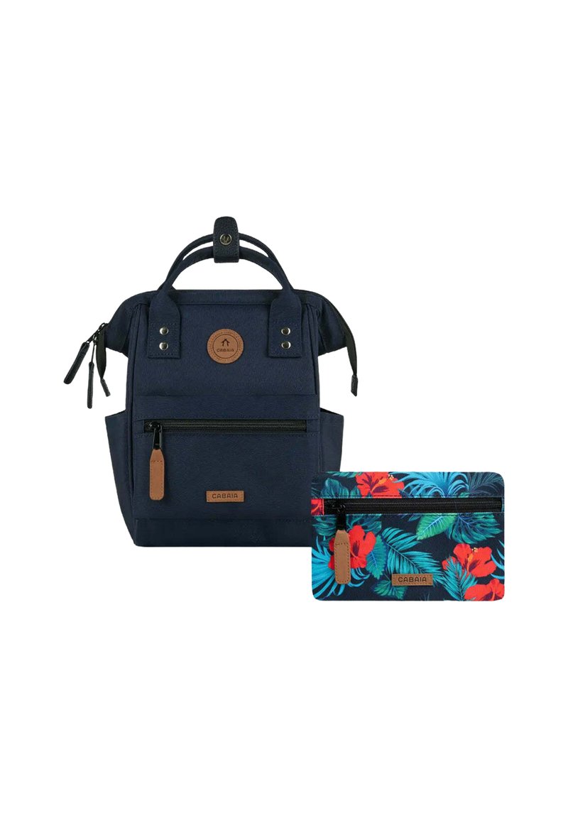 Marineblaue Stoff-Rucksack mit zwei Griffen, vorderer Reißverschlusstasche und braunem Logopatch. Enthält eine passende Reißverschlusstasche im Blumenmuster.