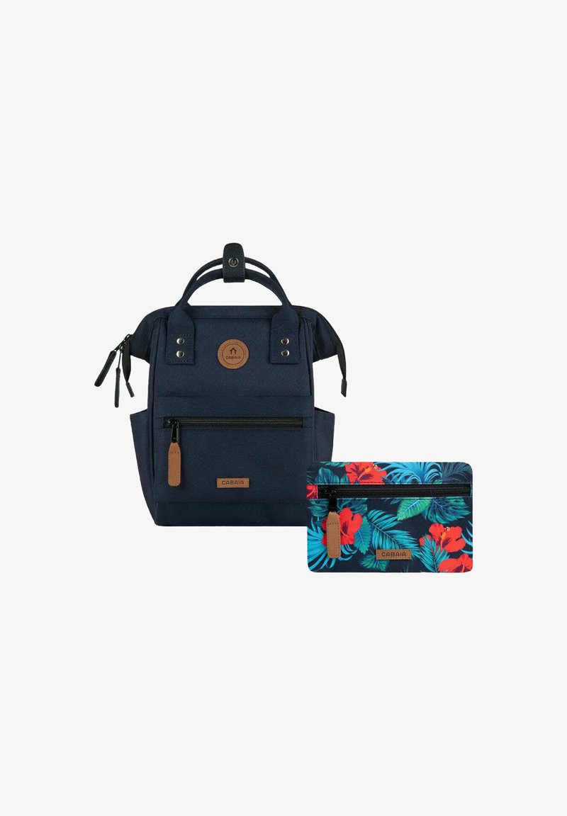 Marineblaue Stoff-Rucksack mit zwei Griffen, vorderer Reißverschlusstasche und braunem Logopatch. Enthält eine passende Reißverschlusstasche im Blumenmuster.