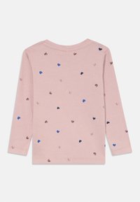 Top a maniche lunghe in morbido tessuto a coste rosa chiaro, con piccoli cuori sparsi in blu, marrone e tonalità più scure. Collo arrotondato.