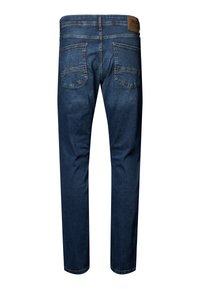 Jeans en denim bleu foncé avec une coupe droite, comportant deux poches arrières et une étiquette de marque en cuir à la taille.