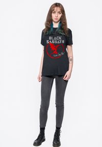 Paradiso Clothing BLACK SABBATH NEVER SAY DIE - Print T-shirt - black