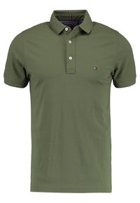  Oliwkowa koszulka polo wykonana z teksturowanej bawełny, z trzema guzikami i małym haftowanym logo na piersi.