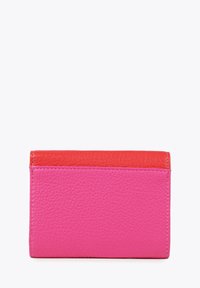 Cartera de cuero con un vibrante cuerpo rosa y una parte superior roja en contraste. Superficie texturizada, forma rectangular simple y bordes cosidos.