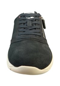 Černé perforované tenisky se šněrováním a bočním zipem, s kontrastní bílou podrážkou a elegantním zaobleným designem.