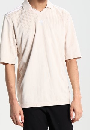 Lichtbeige poloshirt met korte mouwen, V-hals, subtiele verticale strepen en wit Adidas-logo op de borst; drie witte strepen op de schouders.