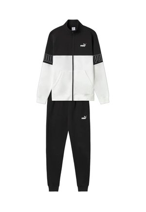 Tuta Puma in bianco e nero con giacca con zip e logo sul petto e sulle maniche, e pantaloni jogger neri abbinati con logo sulla coscia.