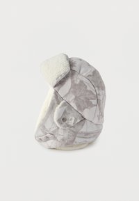 Γκρι και λευκό καμουφλάζ χειμερινό καπέλο παγίδα με καλύμματα αυτιών και μαλακή επένδυση από φλίς, σχεδιασμένο για ζεστασιά και προστασία από το κρύο.