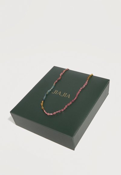 Collier multicolore en perles avec des tons rose, bleu et jaune, présenté sur une boîte vert foncé avec le texte doré "JIAJIA".