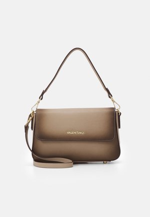 Borsa a spalla Valentino in pelle marrone con logo dorato, manico rimovibile e chiusura a pattina rotonda su sfondo bianco.