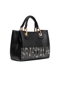 Borsa a tracolla in pelle nera con hardware dorato, manici doppi e la parola "BRACCIALIN" decorata con borchie argentate sulla parte laterale.