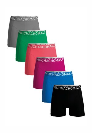 Boxershorts in sechs Farben: Grau, Grün, Pink, Magenta, Blau und Schwarz. Hergestellt aus glattem Stoff mit einem kontrastierenden Bund, der mit "MUCHACHOMALO" beschriftet ist.