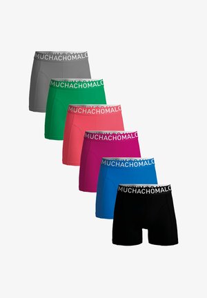 Boxerit kuudessa värissä: harmaa, vihreä, vaaleanpunainen, magenta, sininen ja musta. Valmistettu sileästä kankaasta, jossa on kontrastiväriinen vyötärönauha, jossa lukee "MUCHACHOMALO."