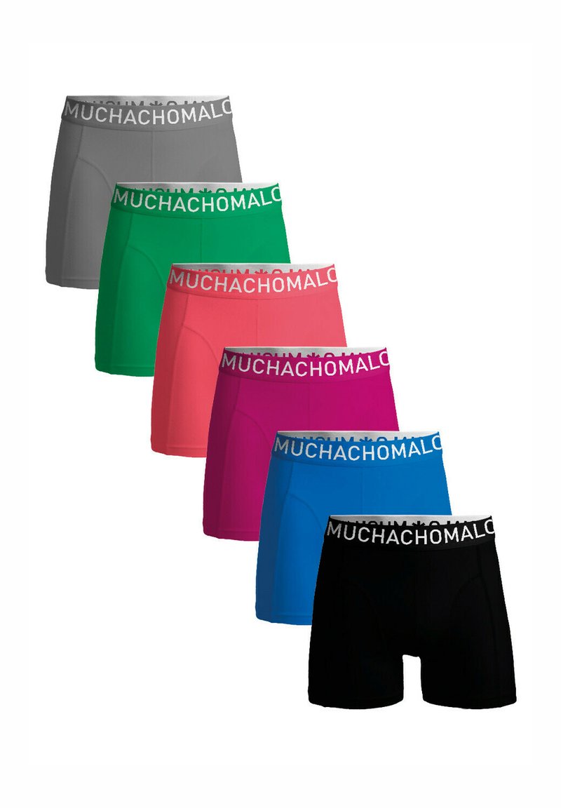 Calzoncillos boxer en seis colores: gris, verde, rosa, magenta, azul y negro. Hechos de una tela suave con una cinturilla contrastante etiquetada como "MUCHACHOMALO."