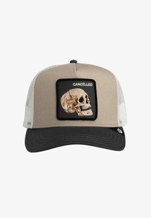 Gorra de béisbol beige y negra con parte trasera de rejilla, con un parche de una calavera y la palabra "CANCELLED" encima.