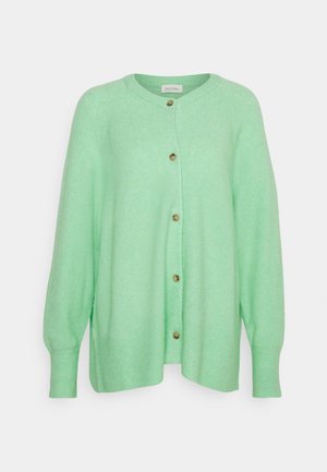Cardigan en maille vert clair avec manches longues, encolure ronde et cinq boutons marron alignés au centre devant.