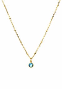 Gouden ketting met een ronde blauwe edelstenen hanger. De ketting heeft kleine ronde schakels met gelijkmatig verdeelde textuurelementen.