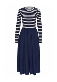 Robe à manches longues rayée avec un haut ajusté bleu marine et blanc, se transformant en une jupe fluide bleu marine foncé. Elle présente un col rond et une taille froncée.