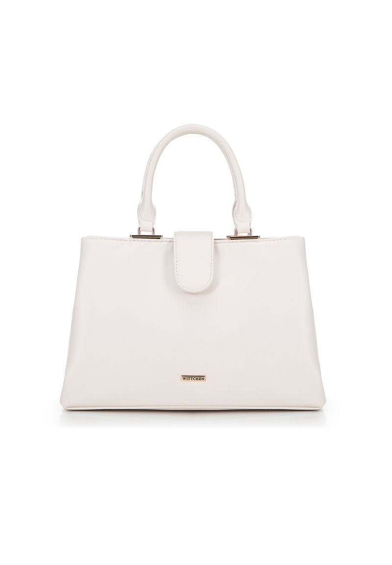 Borsa strutturata bianca realizzata in morbido ecopelle. Presenta doppio manico superiore, una chiusura a patta frontale e un accento logo in tono oro.