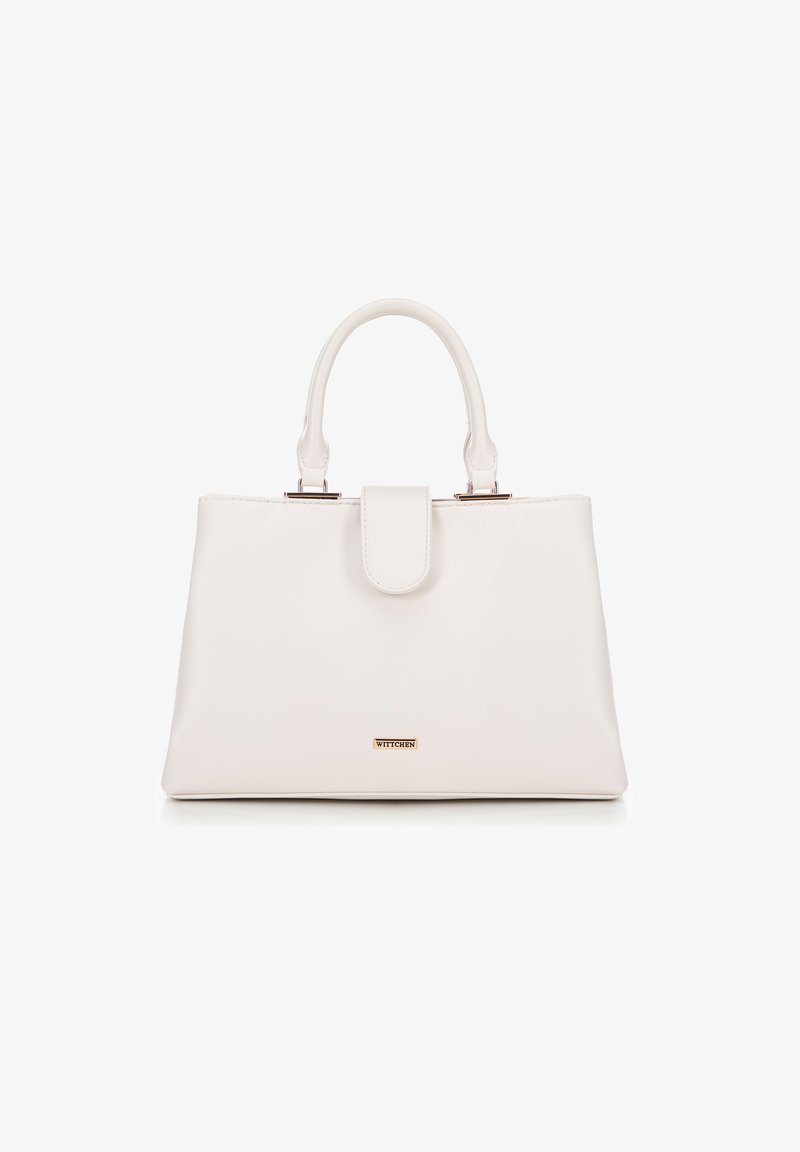 Bílá strukturovaná kabelka vyrobená z hladké umělé kůže. Má dvojité horní uši, uzavření na předním klopu a zlatou logo akcent.