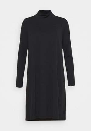 Robe noire à manches longues avec un col montant, en tissu lisse et extensible. Présente une coupe décontractée et une longueur jusqu'aux genoux.