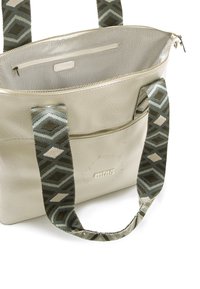 Borsa tote in pelle beige chiaro con una tracolla a motivo verde e grigio, un'apertura con zip e un interno in tessuto a righe con una tasca piccola.
